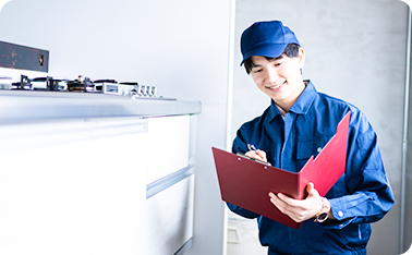 作業を終えたスタッフが笑顔で書類を手にしている様子